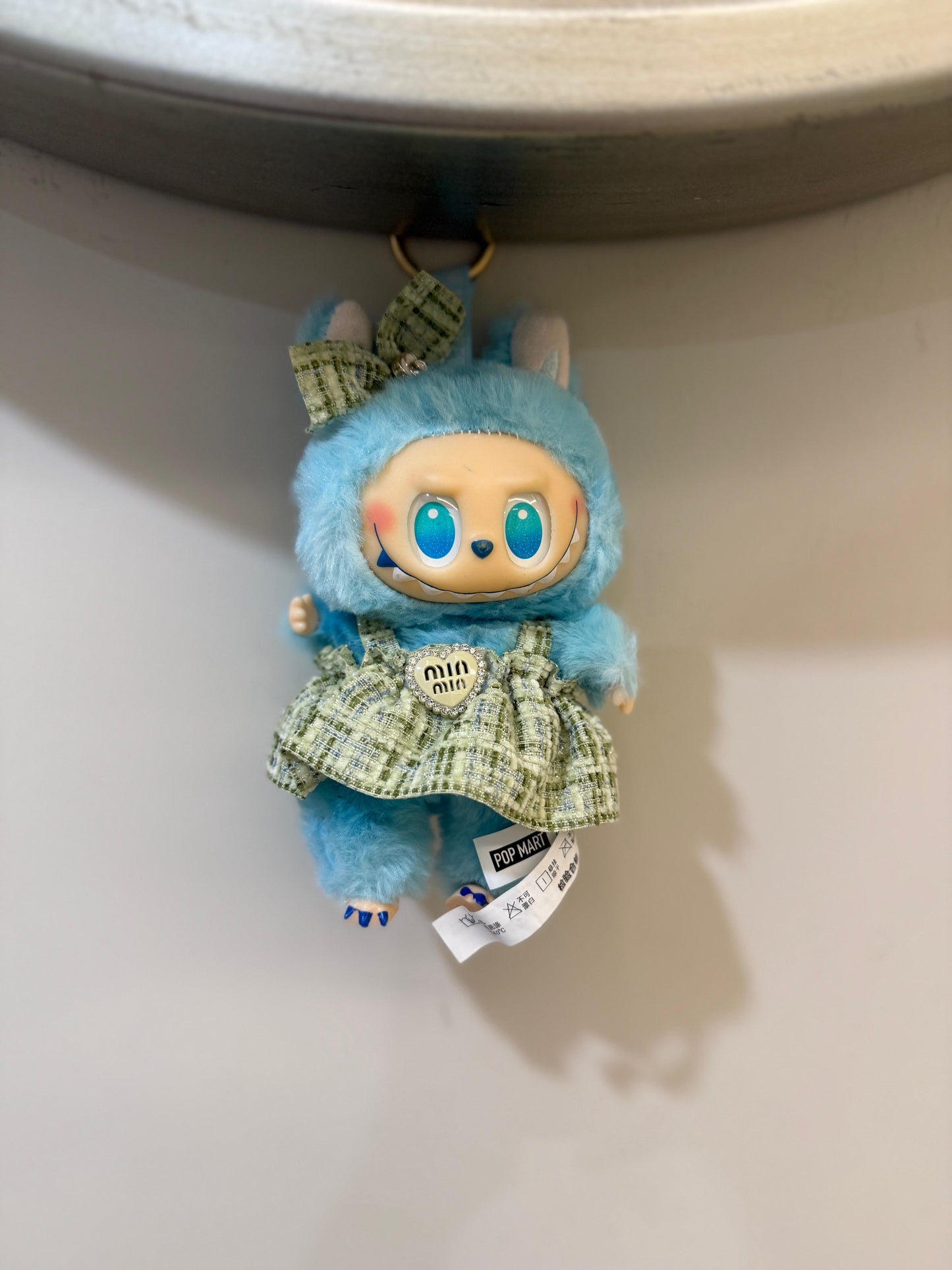 POP MART LABUBU THE MONSTERS BIG INTO ENERGY LUCK PELUŞ FİGÜR (MEGA BOY KIYAFETLİ)